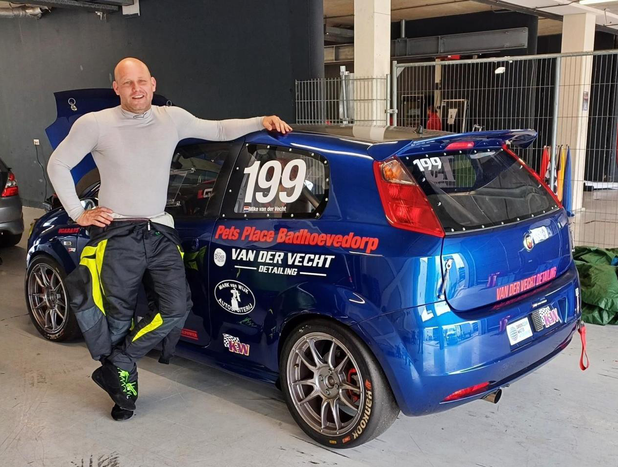 Mike van der Vecht met raceauto